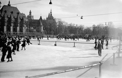 Magyarország, Városliget, Budapest XIV., Műjégpálya, háttérben a Vajdahunyad vára., 1938, Romák Éva, kastély, korcsolyázás, Alpár Ignác-terv, eklektikus építészet, Budapest, Fortepan #74924