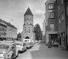 Németország, Augsburg, Jakoberstrasse, szemben a Jakobertor., 1962, Romák Éva, utcakép, Volkswagen-márka, torony, rendszám, NSZK, Volkswagen Bogár, kaputorony, Fortepan #74947