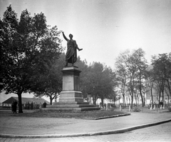 Magyarország, Budapest V., Petőfi tér, Petőfi Sándor szobra (Huszár Andor, 1882.)., 1962, Romák Éva, szobor, Petőfi-ábrázolás, Budapest, Fortepan #74953