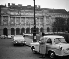 Magyarország, Budapest V., Kossuth Lajos tér, szemben a Földművelésügyi Minisztérium épülete., 1964, Romák Éva, német gyártmány, Trabant-márka, Opel-márka, utcakép, villamos, nő, Trabant 600, Opel Rekord P2, Budapest, lányok-járművek, rendszám, Fortepan #74954