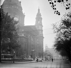 Magyarország, Budapest V., Szent István tér, Szent István-bazilika a Bajcsy-Zsilinszky útról nézve., 1964, Romák Éva, utcakép, Bazilika, Ybl Miklós-terv, automobil, Fiat 500 Topolino, köd, Budapest, Fortepan #74955