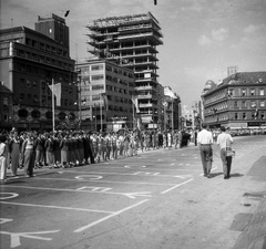 Horvátország, Zágráb, Jellasics bán tér (Trg bana Josipa Jelačića), a II. World Gymnaestrada megnyitója 1957. július 10-én., 1957, Romák Éva, Jugoszlávia, szálloda, Dionis Sunko-terv, Rudolf Jungmann-terv, Fortepan #74961