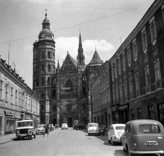 Szlovákia, Kassa, Erzsébet utca (Alžbetina ulica), szemben a Szent Erzsébet-főszékesegyház (Dóm)., 1963, Romák Éva, Csehszlovákia, motorkerékpár, utcakép, Skoda-márka, Fiat-márka, Zuk-márka, katolikus, Skoda Octavia, rendszám, Skoda 1201, Skoda Felicia, Fiat 600, székesegyház, Fortepan #74972