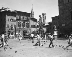 Olaszország, Firenze, Piazza della Signoria, Neptun kút a Loggia dei Lanzi felől nézve., 1972, Romák Éva, színes, szökőkút, szobor, lovas szobor, szoborcsoport, meztelen alak, Neptun-ábrázolás, Bartolomeo Ammannati-terv, I. Cosimo Medici-ábrázolás, Giovanni da Bologna-terv, Fortepan #74985