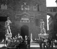 Olaszország, Firenze, Piazza della Signoria, balra Michelangelo Dávid szobrának másolata a régi városháza, a Palazzo Vecchio bejáratánál., 1972, Romák Éva, szobor, szoborcsoport, meztelen alak, Herkules-ábrázolás, Arnolfo di Cambio-terv, David-ábrázolás, Michelangelo Buonarroti-terv, Cacus-ábrázolás, Bartolommeo Bandinelli-terv, Fortepan #74986