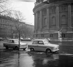 Magyarország, Budapest V.,Budapest VI., Bajcsy-Zsilinszky út a Szent István-bazilikánál., 1968, Romák Éva, német gyártmány, Trabant-márka, utcakép, hirdetőoszlop, Bazilika, Ybl Miklós-terv, automobil, Trabant 601, rendszám, Trabant 600, Budapest, Fortepan #74987