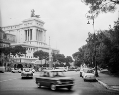 Olaszország, Róma, Via dei Fori Imperiali, balra a II. Viktor Emánuel emlékmű., 1972, Romák Éva, Fiat 500, forgalom, Fortepan #74990