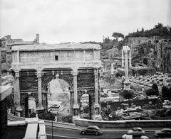 Olaszország, Róma, Forum Romanum, Septimius Severus diadalíve., 1972, Romák Éva, Fiat 500, Fortepan #74991