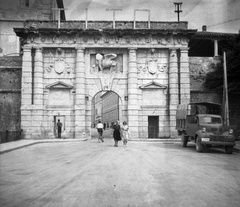 Horvátország,Adria, Zadar / Zára, ulica Ante Kuzmanića, a Szárazföldi városkapu (Porta Terraferma), 1957, Romák Éva, Jugoszlávia, felirat, dombormű, rendszám, teherautó, Fortepan #74992