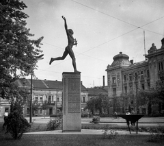 Szlovákia, Kassa, Békemaraton tér (Námestie maratónu mieru), Békemaraton emlékmű., 1963, Romák Éva, Csehszlovákia, szobor, utcakép, szecesszió, középület, futás, Kauser József-terv, meztelen alak, Arpád Račko-terv, Fortepan #74994