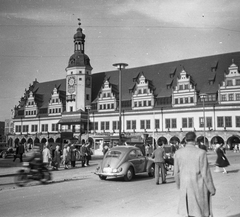 Németország, Lipcse, Markt, Régi Városháza., 1960, Romák Éva, német gyártmány, Volkswagen-márka, NDK, középület, reneszánsz, Volkswagen Bogár, Hieronymus Lotter-terv, Fortepan #74995