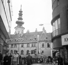 Szlovákia, Pozsony, Hurbanovo námestie (Nagy Lajos tér), háttérben a Mihály-kapu tornya., 1960, Romák Éva, Csehszlovákia, barokk-stílus, torony, kaputorony, városkapu, Fortepan #75009