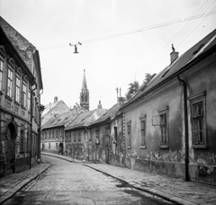 Szlovákia, Pozsony, Káptalan utca (Kapitulská), háttérben a Klarisszák templomának tornya., 1960, Romák Éva, Csehszlovákia, utcakép, templomtorony, Fortepan #75010