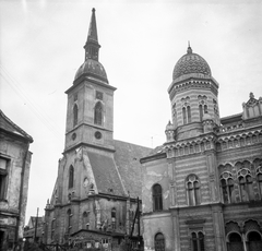 Szlovákia, Pozsony, Hal tér, balra a Szent Márton koronázó templom, jobbra a lebontott zsinagóga., 1960, Romák Éva, Csehszlovákia, zsinagóga, katolikus, zsidóság, székesegyház, mór stílus, Milch Dezső-terv, eltűnt épület, Fortepan #75011