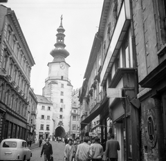 Szlovákia, Pozsony, Mihály-kapu., 1960, Romák Éva, Csehszlovákia, csehszlovák gyártmány, Skoda-márka, barokk-stílus, automobil, kaputorony, városkapu, Fortepan #75012