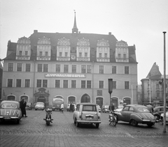 Németország, Naumburg, Markt, Városháza., 1960, Romák Éva, motorkerékpár, NDK, Skoda 1200, AWZ-márka, AWZ P70 Zwickau, Simson SR2, IFA F9, parkoló, Fortepan #75015