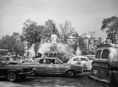 Mexikó, Mexikóváros, Paseo de la Reforma, a Vadászó Diána szökőkút (Vicente Mendiola Quezada és Juan Fernando Olaguibel, 1942.)., 1968, Romák Éva, szökőkút, amerikai gyártmány, Ford-márka, Ford Mustang, Fortepan #75027