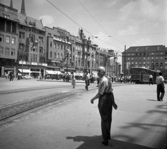 Horvátország, Zágráb, Jellasics bán tér (Trg bana Josipa Jelačića)., 1957, Romák Éva, Jugoszlávia, villamos, Fortepan #75035