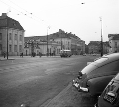 Lengyelország, Varsó, ulica Krakowskie Przedmieście, balra a Potocki-palota., 1960, Romák Éva, autóbusz, utcakép, életkép, lámpaoszlop, automobil, rendszám, Fortepan #75038