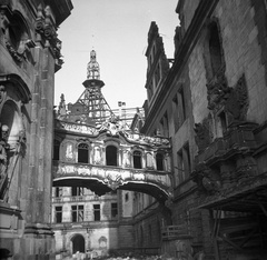 Németország, Drezda, átjáró a Drezdai Kastély (Residenzschloss) és a Szentháromság Katolikus Főtemplom (Hofkirche) között., 1960, Romák Éva, háborús kár, NDK, épületkár, Fortepan #75050