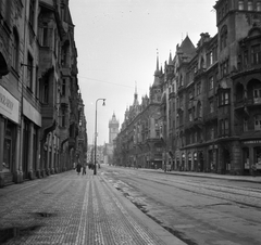 Csehország, Prága, Pařížská ulice, az út végén a háttérben az Óváros tér (Staromestské namesti) és az Óratorony., 1960, Romák Éva, Csehszlovákia, cégtábla, utcakép, lámpaoszlop, Fortepan #75052