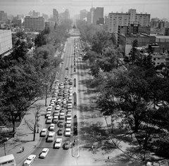 Mexikó, Mexikóváros, Paseo de la Reforma a Függetlenségi emlékmű (Ángel de la Independencia) kilátóteraszáról nézve., 1968, Romák Éva, közlekedés, Fortepan #75055