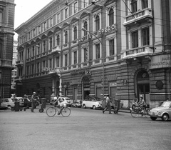 Olaszország, Trieszt, Piazza della Libertà, balra a Via Sant'Anastasio torkolata., 1972, Romák Éva, Fiat 500, Fiat 124, Fiat 600, Fiat 600 Multipla, kerékpár, Fortepan #75062