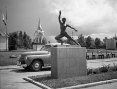 Románia, Bukarest, a Floreasca sportcsarnok előtti park a Strada Aviator Popa Marin felől nézve., 1957, Romák Éva, szobor, szocreál, automobil, GAZ M20 Pobjeda, Fortepan #75065