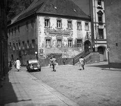 Németország, Meissen, Theaterplatz, balra a Schlossberg torkolata., 1960, Romák Éva, utcakép, életkép, NDK, automobil, rendszám, Fortepan #75069