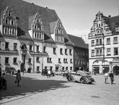 Németország, Meissen, Markt, Városháza., 1960, Romák Éva, motorkerékpár, utcakép, életkép, politikai dekoráció, NDK, jelmondat, automobil, rendszám, IFA F8, Fortepan #75070