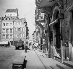 Lengyelország, Varsó, Óvárosi piactér (Rynek Starego Miasta), szemben az ulica Krzywe Kolo torkolata., 1960, Romák Éva, utcabútor, lovaskocsi, teherautó, utcakép, telefonfülke, lámpaoszlop, órás, cégér, Fortepan #75074