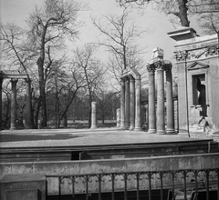 Lengyelország, Varsó, Lazienkowski Park, az amfiteátrum színpada a tó mesterséges szigetén., 1960, Romák Éva, díszletháttér, oszlop, Korinthoszi oszlop, Fortepan #75075