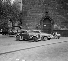 Csehország, Prága, a Jindrisska torony bejárata., 1960, Romák Éva, Csehszlovákia, csehszlovák gyártmány, német gyártmány, Adler-márka, motorkerékpár, utcakép, torony, gótika, automobil, Skoda Octavia, rendszám, harangtorony, Adler Junior, csúcsív, Fortepan #75077