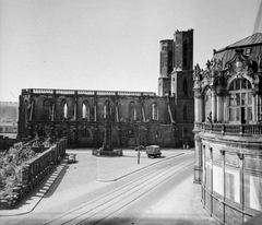 Németország, Drezda, Sophienstrasse, szemben a Sophienkirche előtt a Cholerabrunnen, jobbra a Zwinger., 1960, Romák Éva, templom, háborús kár, emlékmű, teherautó, utcakép, NDK, épületkár, automobil, Fortepan #75078