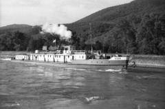 Szerbia, a Vaskapu-szoros hajózócsatornájában az Eger vontatóhajó, mögötte a Duna-partján egy vontató gőzmozdony., 1962, Drobni Nándor, Droppa Kálmán, hajó, gőzmozdony, vasút, vontatóhajó, Eger/NU-2 hajó, Fortepan #75154