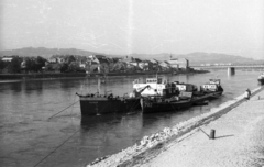 Ausztria, Linz, Duna, a Hunor motoros áruszállító hajó a kikötőben. Háttérben a Nibelungenbrücke és a Szent József-templom tornya., 1962, Drobni Nándor, Droppa Kálmán, hajó, híd, uszály, Hunor hajó, Fortepan #75160