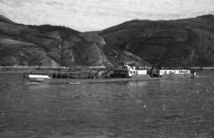 Románia, a Lehel M.12./1934 típusú áruszállító motorhajó a Dunán, Lászlóvára alatt., 1964, Drobni Nándor, Droppa Kálmán, hajó, víztükör, vízpart, Lehel/M. 12. hajó, Fortepan #75194