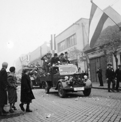 Szlovákia, Érsekújvár, a magyar csapatok bevonulása idején., 1938, Fortepan, területgyarapodás, zászló, teherautó, katona, Fortepan #7520