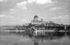 Magyarország, Esztergom, Bazilika a Duna felől nézve., 1964, Drobni Nándor, Droppa Kálmán, híd, folyó, víztükör, Bazilika, hídroncs, folyópart, vízpart, Duna, Duna-híd, Feketeházy János-terv, Fortepan #75224