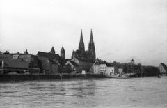 Németország, Regensburg, a város látképe a Dunáról, középen a Szent Péter-dóm., 1964, Drobni Nándor, Droppa Kálmán, templom, NSZK, Fortepan #75229