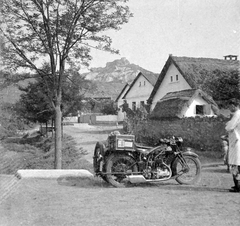 Magyarország, Sirok, Vár utca a Széchenyi István út felől nézve, háttérben fent a vár., 1934, Fortepan, brit gyártmány, AJS-márka, motorkerékpár, oldalkocsis motorkerékpár, Fortepan #7523