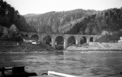 Ausztria, Struden, Strudengau, a Duna felső-ausztriai szakasza. Vasúti viadukt a Giessenbach patak felett., 1964, Drobni Nándor, Droppa Kálmán, Fortepan #75242