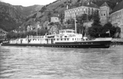 Ausztria, Dürnstein, Hotel Schloss Dürnstein a Dunáról nézve., 1964, Drobni Nándor, Droppa Kálmán, hajó, folyó, víztükör, látkép, folyópart, vízpart, hegyoldal, Fortepan #75247