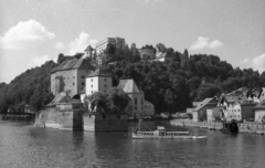 Németország, Passau, szemben a Veste Niederhaus és az Ilz torkolata, fent a Veste Oberhaus, a Dunáról nézve., 1964, Drobni Nándor, Droppa Kálmán, hajó, NSZK, Passau-hajó, Fortepan #75251