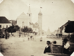 Czech Republik, Domažlice, főtér, előtérben a Szűz Mária mennybemenetele-templom (Klášterní kostel Nanebevzetí Panny Marie), mögötte a Szűz Mária születése-templom (Kostel Narození Panny Marie) a ferde toronnyal, a távolban az Alsó kapu (Dolejší brána)., 1910, Rosta László, church, square, City gate, Fortepan #75319