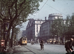 Magyarország, Budapest V.,Budapest VII.,Budapest VIII., Múzeum körút az Astoria kereszteződés felé nézve., 1942, Fortepan, kerékpár, színes, villamos, tricikli, postaláda, villamosmegálló, Budapest, viszonylatszám, Fortepan #75337