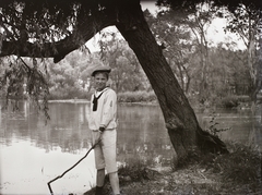 Hungary, Soponya-Nagyláng, a Zichy kastély parkja., 1909, Zichy, boy, shore, sailor blouse, stock, willows, Fortepan #75371