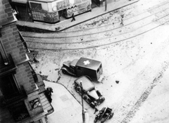 Spanyolország, Madrid, kilátás a Plaza del Callao-ra, szemben a Calle de Preciados torkolata., 1937, Fortepan, mentőautó, oldalkocsis motorkerékpár, mozi, automobil, sínpálya, Charlie Chaplin-ábrázolás, Fortepan #75379