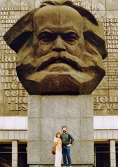 Germany, Chemnitz, (Karl Marx Stadt), Karl Marx emlékmű a Brückenstrasse (Karl Marx Allee) és a Strasse der Nationen kereszteződésénél., 1985, Várhelyi Iván, colorful, sculpture, monument, Karl Marx-portrayal, Lev Kerbel-design, Fortepan #75385