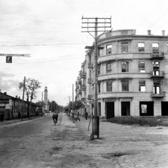 Ukrajna, Csernyihiv, Béke sugárút (Sevcsenko utca) a tűztorony felé nézve, jobbra a Győzelem (Bors utca) sugárút torkolata., 1942, Teller Ferenc, Gergelyi Béla, második világháború, épületkár, Fortepan #75411